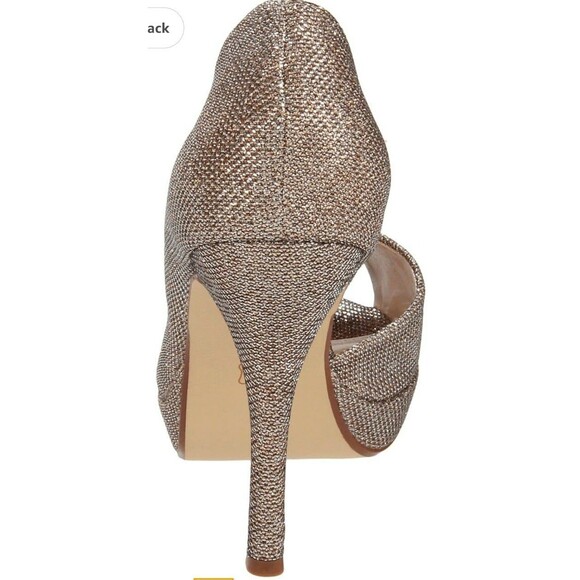 NEW NO BOX-Caparros Women's Baldwin Platform Pump
SILVER 
6M US
Never worn - Picture 9 of 11